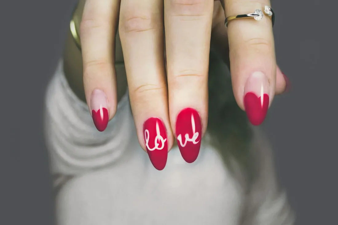 Надпись love